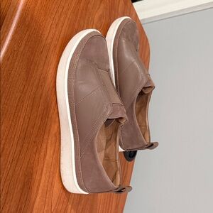 Vionic Women’s mauve Slip-On sneakers